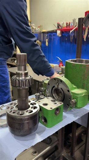 🛠️Займається ремонтом гідронасосів та гідромоторів для сільськогосподарської техніки John Deere - ремонт систем по Eaton та комбайни Claas Lexion - ремонт гідравліки по Danfoss. Виконуємо діагностику, дефектування, підбір запчастин та професійну збірку гідравлічних вузлів. ⚙️У цьому відео показуємо процес збірки гідромотора комбайна John Deere після проведення дефектування. Після повного розбирання та перевірки всіх компонентів деталі, що мають знос або пошкодження, були замінені, а придатні ел