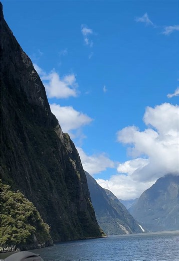 Couldn’t get this @alexlloydofficial classic Australian beauty out of my head today 🤯 Every new sight in New Zealand blows my mind. It truly is amazing what nature creates, and the way us humans capture that beauty through music is also incredible ⛰️ 🎵 ❤️ #newzealand #milfordsound #alexlloyd #amazing