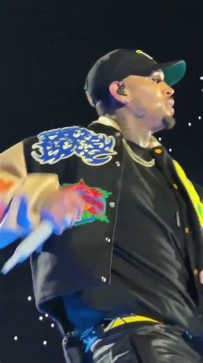 [SMOOTH] Describe Chris Brown In One Word 🥶🕺