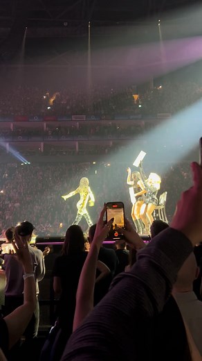 🔟s all around! @madonna’s daughter #Estere vogues for the popstar & her other daughter #LourdesLeon during the Celebration tour opener at the O2 in London 👏 #vogue #livemusic #concert #celebrationtour #madonna #ballroom