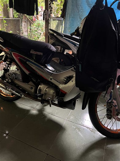 Kasih pesta dulu orang orang neduh di pinggir jalan kita neduh sambil jalan 😏