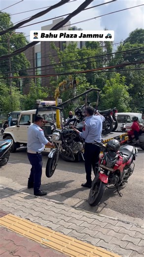 Ola Jammu || Inderjeet Singh️ on Instagram: "Bahu Plaza Traffic Police ‍♂️凉 SHARE THIS VIDEO || Follow me @olajammu  #olajammu #jkchannel #jkmedia #jammu_in #jatt #jattmind⚠️ #jk02 #jammu #jammudiaries #jammukashmir #jammuandkashmir #jammucity #jammuuniversity #jammutourism #jammugirl #jammunews #jammuupdates #jammufood #jammublogger #jammugirls #punjab #funnyvideos #hahahah #pranks #comedy #yoyohoneysingh #hahahahah #kolkata #club"