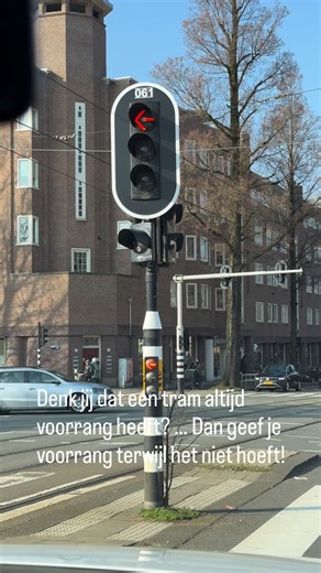 Je nadert een verkeerslicht met een groene pijl. Dat betekent dat jouw rijrichting expliciet groen heeft. Verkeer dat jouw rijbaan kruist dus ook een tram heeft op dat moment rood licht of geen toestemming om te rijden. Een tram is geen voorrangsvoertuig dat boven verkeerslichten staat. Verkeerslichten gaan voor de algemene voorrangsregels. Als jij groen hebt, mag jij doorrijden en wordt van andere bestuurders verwacht dat zij stoppen. Onnodig remmen of stoppen voor de zekerheid zorgt juist voor