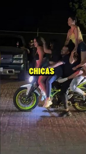 DISTRACTIONS 🍑🤣