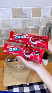 Saw the viral Korean Marshmallow dessert 👀 and gave it a twist with OREO x BABYMONSTER Marshmallow cookies! Easy DIY, no passport required. #OREOxBABYMONSTER #OREOxBABYMONSTERMY #TwistLickDance | OREO