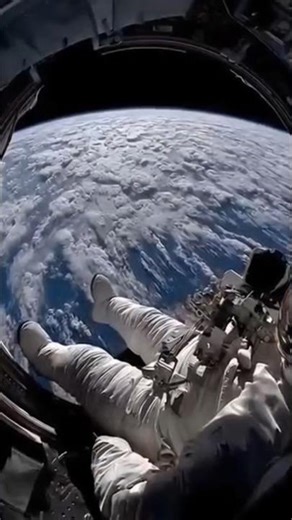 “Astronaut Spacewalk: Earth View from Above! 🌍🚀 (Unreal EVA Moment!)”