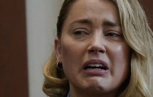 178K views · 914 reactions | Amber Heard nam plaats in de getuigenbank om te getuigen tegen Johnny Depp nadat ze zelf was aangeklaagd wegens laster, maar nu is de actrice in paniek na de erge tegenslag die ze te verduren kreeg van de rechter. | Iconen | Facebook