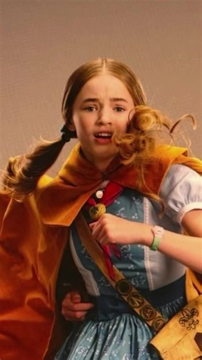 Holly’s pigtails built for the camera, not gravity. The shape was adjusted to read correctly as the camera moved, tested on her double. And honestly these two are just so cute next to each other. 🖤 #behindthescenes #hairdesign #strangerthings5 #hollywheeler #hairtok