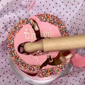 Would you smash that cake??? 🎂🔨 By SydneySmashCakes IG: https://bit.ly/2GgMHGX FB: https://bit.ly/2GdX5zp Website: www.sydneysmashcakes.com.au | Beautylicious