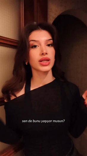 Sude Al on Instagram: "Özellikle iyi bilmen gereken konular: 1️⃣ Relative Clauses (who / which / that / whose / where) Akademik metinler uzun isim öbekleri kurar. Students who are exposed to academic language tend to perform better. Öğrenci şunu ayırt edebilmeli: * Ana cümle nerede başlıyor? * Açıklayıcı yan bilgi nerede bitiyor? Reduced Relative Clauses (EN KRİTİK) who / which / that + be düşer → V-ing kalır Students who are studying linguistics ❌ Students studying linguistics ✅ 2️⃣ Noun Clause