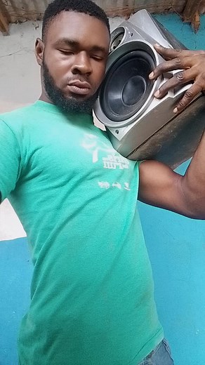 Demonstrating a Large Speaker's Features and Size