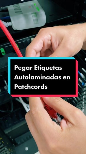 Cómo pegar Etiquetas Autolaminadas en Cables de Parcheo