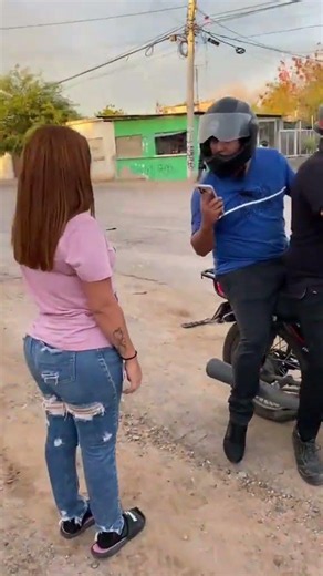 Precaución no andes con el celular en la calle es peligroso #celular
