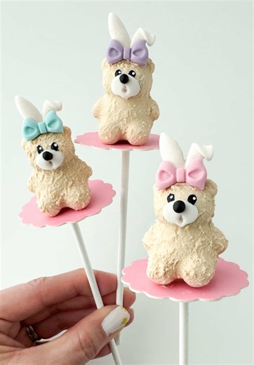 The cutest Easter Bear Cake Pops you’ll ever see!🧸🐰💗 Create these adorable spring cake pops in just 3 easy steps using our small bear cake pop mold. Perfect for Easter dessert tables, spring parties, baby showers, and bakery displays, these textured bear pops are guaranteed to stand out. Add sweet details like bunny ears, bows, and pastel chocolate to turn a simple cake pop into the most adorable Easter treat!🌟 #eastercakepops #cakepopideas #cakepopmold #easterdesserts #springdesserts