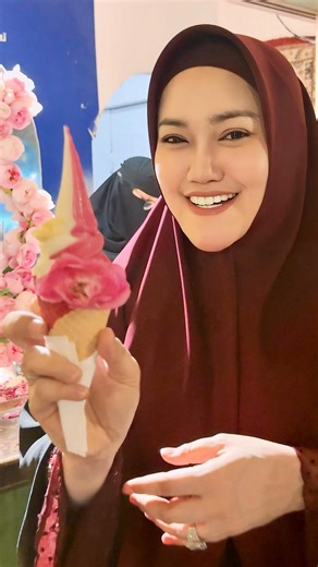 👑ELS123👑 on Instagram: "Kemana bunga-bunga manjaaah dan tampilan es krim yg ada bunganya ituuhh,seperti 6 bulan yang laaalluuh🤪🌸🌹 #IntonasiAlaAlaSYR . #icecreamviral #roseicecream #madinah #medina"