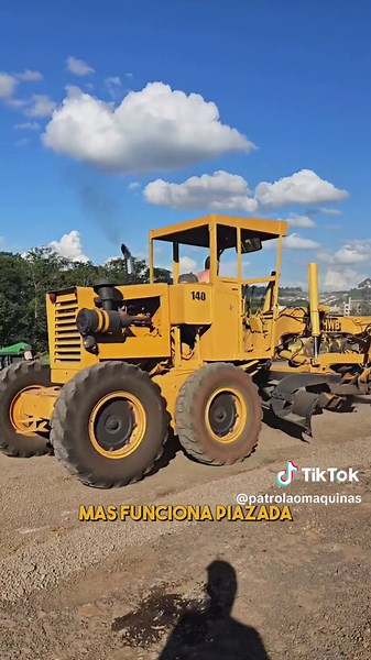 Olha só essa motoniveladora Huber Warco! 🚜👀 Uma máquina filé, prontinha para encarar qualquer desafio. Se interessou? Então não perca tempo, chama a gente que da Brique! #motoniveladora #maquinas #maquinaspesadas #huber #viral #patrola