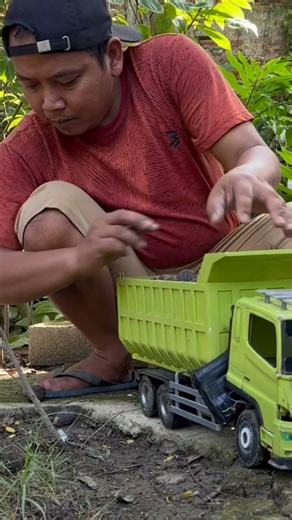 DUMP TRUCK RC HINO 500 TERGULING