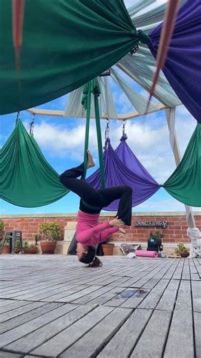 Mind Body Badass🧘🏻‍♀️ Yoga by Amy Baack on Instagram: "Did you know that hanging upside down is REALLY good for you? (It’s also fun!) ☁️ ⁣ ⁣ Inversion has a lot of health benefits, including:⁣ ▪️ Reducing vertebrae compression (helps a lot with different spine issues)⁣ ▪️ Improving blood circulation⁣ ▪️ Stimulating digestion⁣ ▪️ Detoxifying the circulatory + lymphatic systems⁣ ▪️ Improving brain function + focus⁣ ▪️ Improving sleep⁣ ⁣ This is thanks to the position of your head below your hear