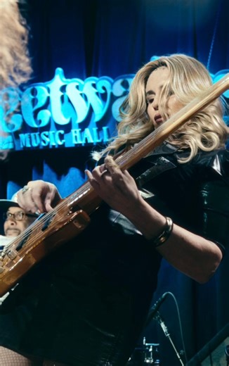 Angeline Saris - Angeline and the Snack Machine mid-burn. I love this band ❤️💥🔥Joel Griffen 🥁 Nate Soulsanger 🎤 Vicki Randle 🪘 Cam Perridge 🎸 Immanuel Junaedy 🎹 #angelinesaris | Angeline Saris