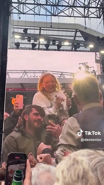 Holly Roy's Unforgettable Duet with Bruce Springsteen