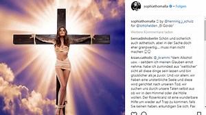 Sophia Thomalla lässt sich ans Kreuz nageln - und sorgt für Empörung
