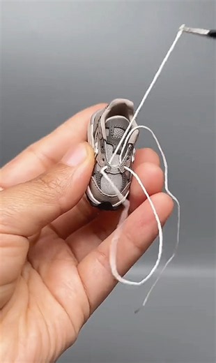 De l’aérographe aux cordons : comment créer et lacer une chaussure miniature parfaite #IdeesCreatives #DIY #Artisanat #FaitMain #CraftTok #Miniature #ArtMiniature #CartonCraft #CreationCarton #IdeesDIY #ArtisanatCreatif #TravailManuel #MiniatureCraft #CreationOriginale #DIYFrance #ArtCreatif #MiniatureArt #CartonDIY #Upcycling #RecyclageCreatif #IdeesManuelles #ArtisanatFaitMain #PrecisionCraft #MiniatureRealiste #CreationDIY #CartonArt #SatisfyingCraft #ProcessArtisanal #MiniatureMaking #IdeesA