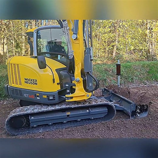 Sven Hemesath on Instagram: "Upgrade Alert! 🚀 Unser ET65 ist zurück und er kann mehr denn je! Frisch eingetroffen von DMS und ab sofort bei uns im Mietpark verfügbar: Der Wacker Neuson ET65 mit der neuen Baggerschildsteuerung. 🚜✨ Schluss mit aufwendigem Nachmessen! Mit diesem Setup wird das Planieren und Abziehen zum Kinderspiel. Egal ob für den Wegebau oder das genaue Planum – die neue Steuerung bringt euch maximale Präzision und spart wertvolle Zeit auf der Baustelle. ⏱️💪 Wer von euch will