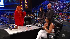 The Man manque de respect aux fans lors de la signature de contrat pour le match de WWE Extreme Rules ! | WWE France