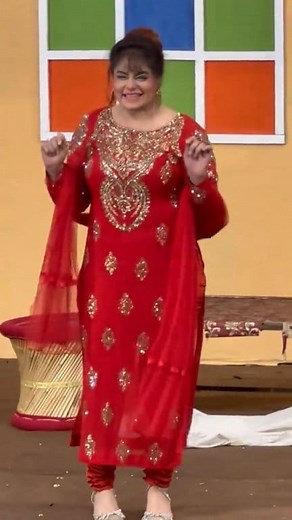 Kar Danda Mera Husan Deewana #reelsviralシfb #mujrareels #viralreels #fbreels #reelsfb #reels #virals #trending #mujra #dance | Maheen Studio