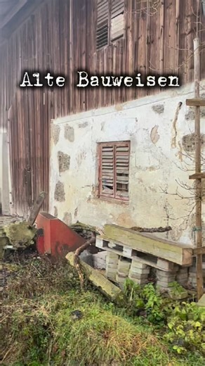 Tatjana | alte Häuser verstehen🏚️🔄🏡 on Instagram: "Diese Wand ist zweischalig aufgebaut. Und genau das ist der Schlüssel zu ihrem Verhalten. Die äußere Schale besteht aus Nagelfluh. Ein schwerer, dichter Stein, der Wind, Regen und Frost aufnimmt und nach außen abführt. Die innere Schale ist leichteres Mischmauerwerk. Sie gleicht Feuchtigkeit aus, nimmt Spannungen auf und reagiert träge auf Temperaturwechsel. Zwischen beiden Schalen entsteht kein Hohlraum, sondern ein Zusammenspiel. Jede Schic