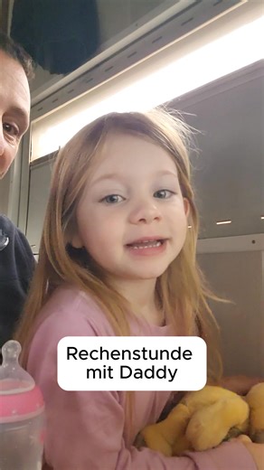 📊 Papa, was machst du da? Lernen passiert manchmal ganz nebenbei 😍🧠 Ich war gerade dabei, eine Excel-Kalkulation für ein Projekt zu machen und wie immer waren die Kinder sofort neugierig: „Papa, was machst du da?“ 😄 Also habe ich sie direkt mit einbezogen. Wir haben gemeinsam gerechnet, gezählt und ich habe ihnen gezeigt, wie man mit Excel ganz einfach Zahlen addiert und kleine Dinge übersichtlich darstellen kann. 💻✍️ Ich liebe genau diese Momente. Wenn sie wissbegierig sind, Fragen stellen