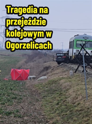 🔴 Tragedia na niestrzeżonym przejeździe kolejowym w Ogorzelicach. Nie żyje pasażerka osobówki. ⚠️⤵️ 🚨 Po godz. 14 w Ogorzelicach na niestrzeżonym przejeździe kolejowym doszło do tragicznego zdarzenia drogowego. Ze wstępnych ustaleń policjantów wynika, że 54-letni kierujący BMW wjechał na przejazd kolejowy wprost pod nadjeżdżający szynobus. Niestety pomimo podjętej reanimacji na miejscu zginęła pasażerka pojazdu. W wyniku poniesionych obrażeń kierujący pojazdem trafił do szpitala. 🚔 Badanie st