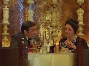 🎬 La table au cinéma : bien plus qu'un décor, un révélateur. Dans le cinéma français des années 50 à 70, la table ne se limite pas à un simple accessoire de mise en scène. Elle devient un lieu de vérité où se jouent des moments essentiels du récit. C'est là que les personnages se dévoilent, que les tensions émergent et que les émotions submergent. 🎥 Dans Les Choses de la vie (1970), les silences autour de la table sont chargés de non-dits entre Michel Piccoli et Romy Schneider. Dans Le Genou d