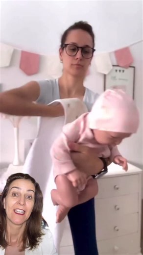 15K views · 9.8K reactions | Você fez errado a vida toda para secar e pegar o seu bebê com toalhas que tem touca coloque a touca debaixo do seu braço e a outra parte da toalha coloque sobre os seus ombros aí sim você pega o bebê e aconchega ele no seu colo para secá-lo com segurança#dicas #saúde #crianças #bebê | Manual das Dicas Top | Facebook