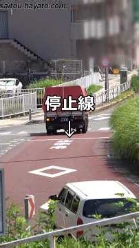 【初心者の分際で止まらねーな！】停止線をノーブレーキ突破したハイエースがパトカーのサイレン音に観念した瞬間!!