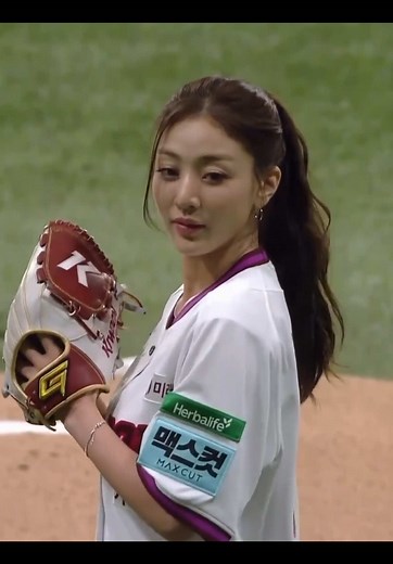 JIHYO first pitch: Twice's Jihyo ceremonial pitch at Kiwoom baseball