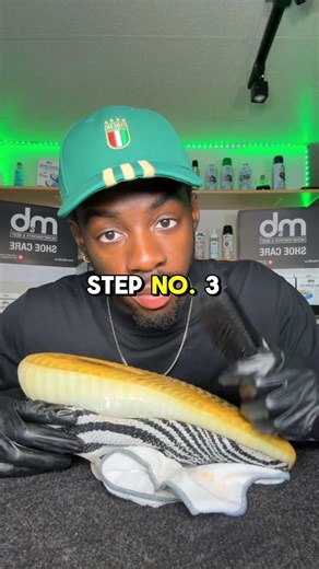 HOW TO CLEAN YEEZY 350 ZEBRAS 🦓 #viralvideo #sneakerhead #howto