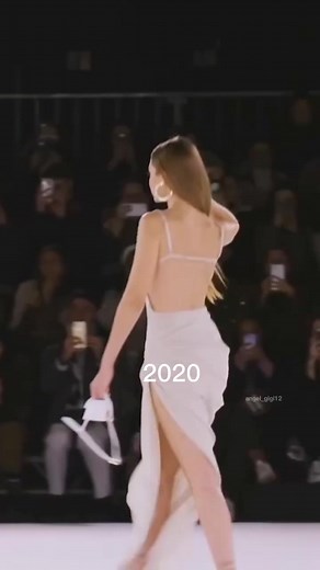 Bella's reaction 2020 vs 2022 🥺❤️ https://amzn.to/43pdxIB #gigihadid #hairflip #hadidsisters #bellahadid | Diverseland