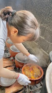 20K views · 85 reactions | Tại sao món cá kho HSD lại ngắn ngày thế? #monquaynghia #cakhovudai #Cá_kho_làng_vũ_đại #monanngon #dacsanvungmien #Cá_Diếc_Kho #cakhongon #mónngonmỗingày | Cá Kho Làng Vũ Đại - Quê Anh Chí | Facebook