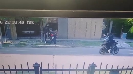 MERLO REAL NOTICIAS on Instagram: "Delincuentes armados intentaron robarle la moto a un vecino a plena luz del día. Sucedió en Merlo norte, sobre Solanet y Goya. "Le tiraron un tiro mientras intentaban irse en la moto y después le tiraron dos tiros a la camioneta, que quiso chocarlos", cuenta un vecino."