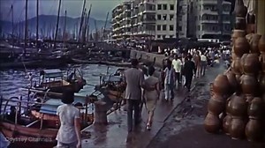 42K views · 980 reactions | 平行時空57年 - 1960年 vs 2017年4月20日下午3時25分 油麻地渡船街海岸和碼頭－油麻地《八街大廈》，同一位置方向，尋找《蘇絲黃的世界》外景拍攝位置 今天渡船街已是內陸遠離海岸線!《八街大厦》已拆卸，變成《駿發花園》（wai tse 剪輯) | 昔日香港 | Facebook