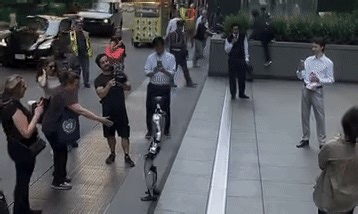 Humanoid robot shocks New Yorkers as it walks in public - VnExpress International