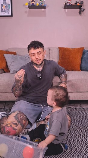 El apego no se mide en tiempo, se mide en presencia. Porque no se trata de cuántas horas pasas con tu hijo, sino de cómo lo haces sentir mientras estás. Tu calma, tu voz y tu mirada pueden ser su lugar seguro. #TipsParaPapá #PapáPresente #ApegoSeguro #PaternidadConsciente #CrianzaConAmor | Cocina Con Dan