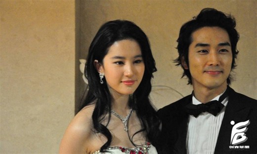 6 năm sau khi chia tay, Song Seung Hun vẫn mòn mỏi chờ đợi người phụ nữ giống Lưu Diệc Phi xuất hiện?