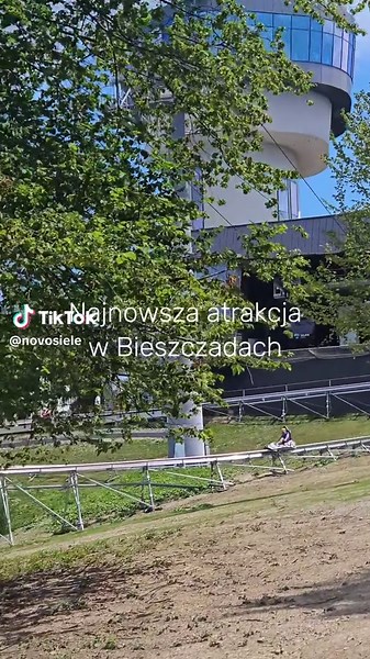 Bieszczadzka Furia czyli zjeżdżalnia grawitacyjna z widokiem na jezioro Solińskie. Dla tych, którzy chcą poczuć wiatr we włosach i… lekki przypływ adrenaliny 😉 To tylko 30 minut drogi od Novosiele. Zakręty, prędkość i panorama zapierająca dech w piersiach – to przeżycie zostaje w głowie na długo! 🎟️ Dla małych i dużych – można jechać solo albo z dzieckiem. 📍 Start przy górnej stacji kolejki PKL Solina. #dc #fyp #wakacje #bieszczady