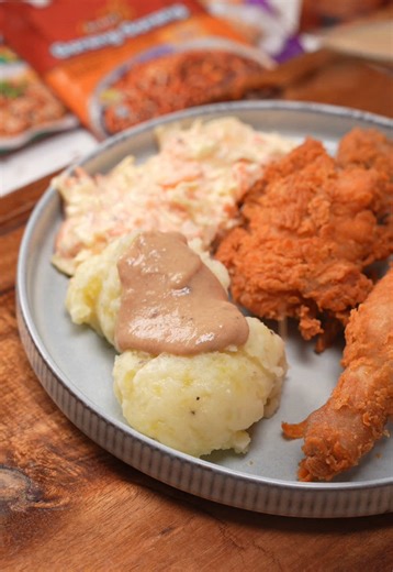 Episod 784 | Resipi Ayam Goreng Spicy Mala Set | 2 Minit 1 Resepi by Che Sayang Kitchen Bahan-bahan Spicy Mala Fried Chicken - 1/2 ekor ayam - 6 sudu Tepung Bestari Sichuan Mala Spicy - Air secukupnya Coleslaw - parutan carrot - Hirisan kobis - 4 sudu mayonis - Serbuk blackpepper - Sedikit gula - Perahan lemon Kentang putar - 3-4 biji kentang - 1/3 cup susu full cream - Sedikit serbuk blackpepper - 2-3 sudu butter - Garam Mashed potato gravy - 2-3 sudu butter - 2 sudu kecil tepung gandum - 1 caw