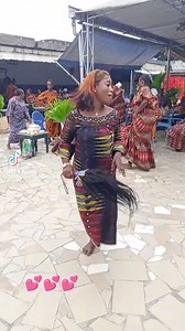 🌍✨ Notre culture est la base de notre identité ✨🌍 « La culture est le miroir dans lequel une communauté se contemple et se reconnaît. » 🌿 Aujourd'hui, nous mettons à l'honneur le peuple Gouro, un des joyaux culturels de la Côte d'Ivoire. Les Gouro, originaires du centre-ouest du pays, sont reconnus pour leur riche patrimoine, leurs danses envoûtantes comme le Zaouli, et leur artisanat exceptionnel 🎭👐. Ce peuple fier et dynamique a su préserver ses traditions à travers les générations, tout 