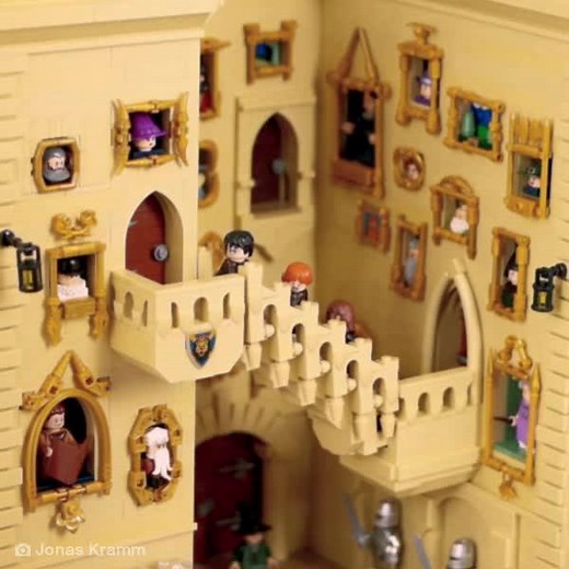 “Oh, and keep an eye on the staircases. They like to change.” Percy was right 😉 #HarryPotter ✨ | LEGO