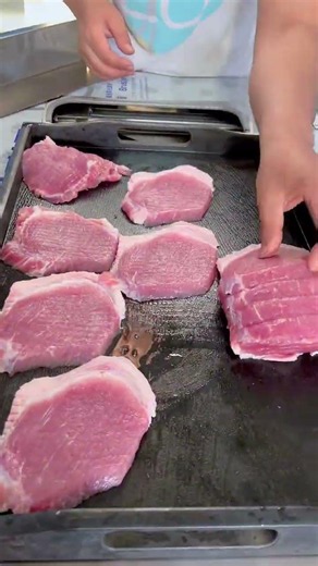 This fully automatic diagonal meat slicer delivers precise 45 degree diagonal cuts produci