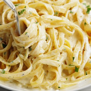 One Pot Garlic Parmesan Pasta - The easiest and creamiest pasta made in a single pot – even the pasta gets cooked right in the pan! How easy is that? RECIPE: https://damndelicious.net/2014/10/11/one-pot-garlic-parmesan-pasta/ | Damn Delicious